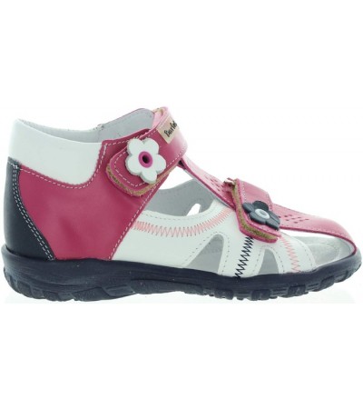 Summer shoes that support child feet