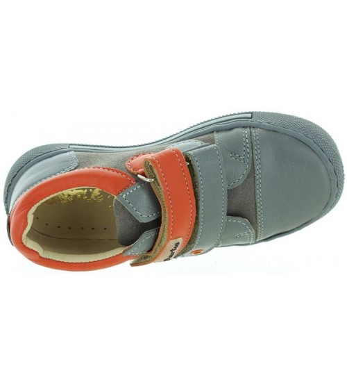 Weak feet sneakers for a child