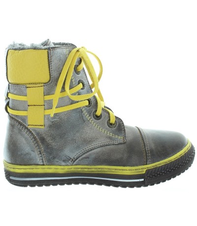 Snow boots for kids with ankles bending inwards