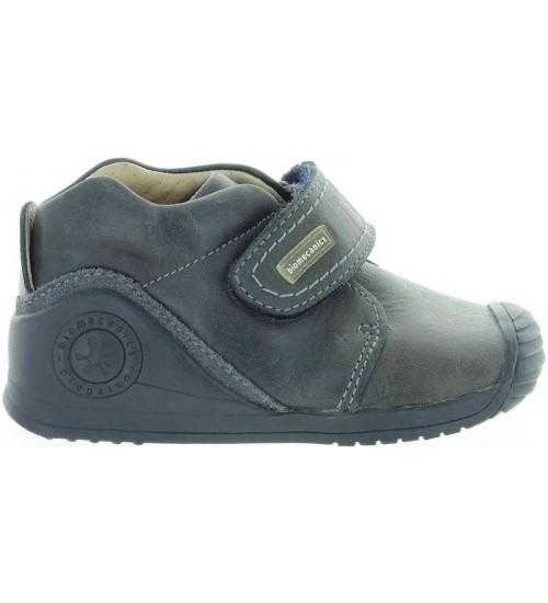 Kids boots by Biomecanics for bad knees