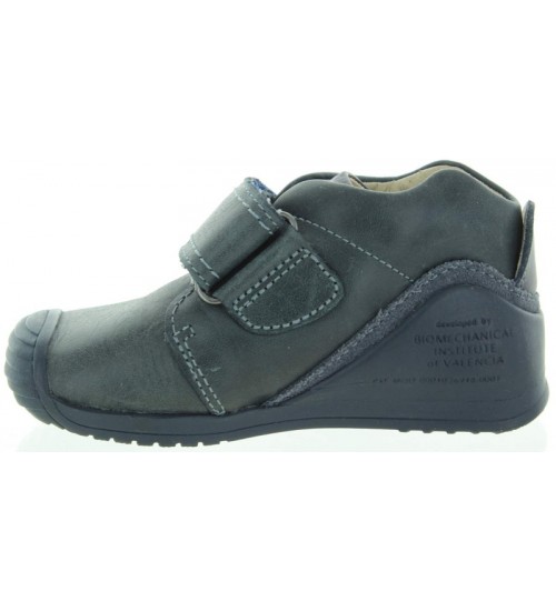 Kids boots by Biomecanics for bad knees