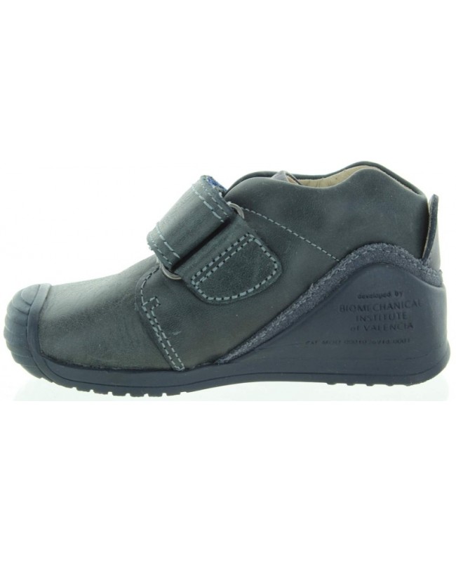 Kids boots by Biomecanics for bad knees