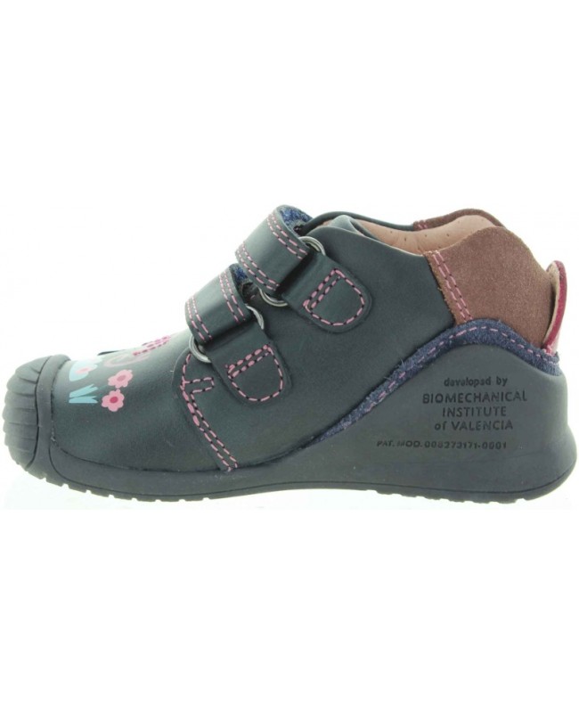 Walking shoes in navy leather by Biomecanics