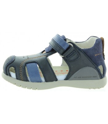 Sandals for a boy with ankle support with closed toes 