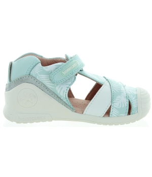 Pigeon toes correction sandals for a baby