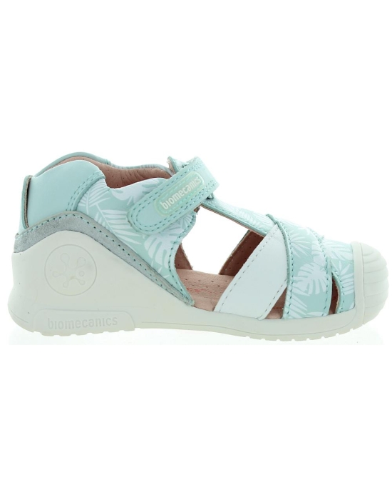 Pigeon toes correction sandals for a baby