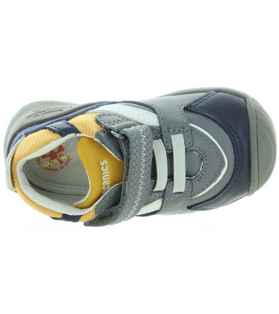 Baby boy with arches supportive sneakers 