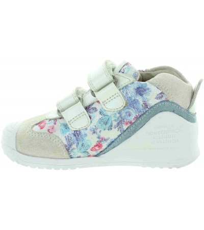 Sneakers for toddlers with deformed ankles and pigeon toes 