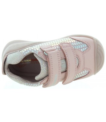 Walking baby sneakers that are soft leather 