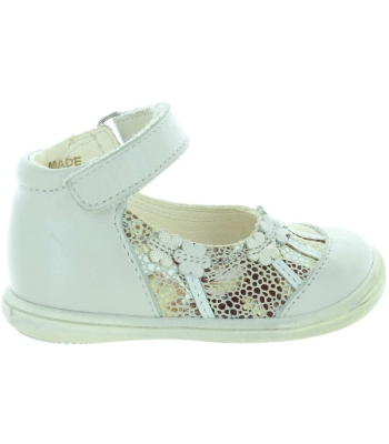 Special beige dress shoes for a baby girl 