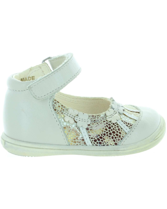 Special beige dress shoes for a baby girl 