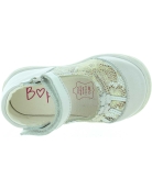 Special beige dress shoes for a baby girl 