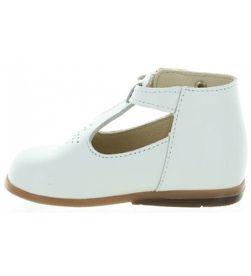 Dress shoes for a baby girl in white leather 