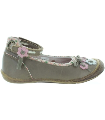 Narrow width girls shoes with support