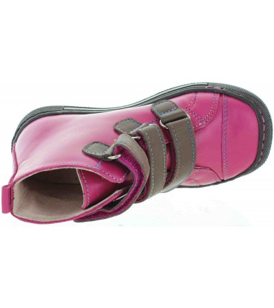 Boots for kids with sturdy heel 