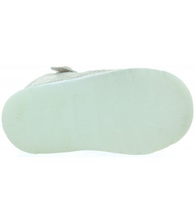 Baby sandals with closed toes with good arches 