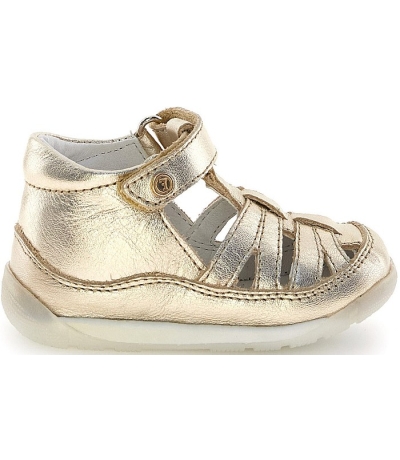 Buying first shoes for baby