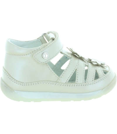 Beige leather flower decorated girls sandals Beige leather flower decorated girls sandals