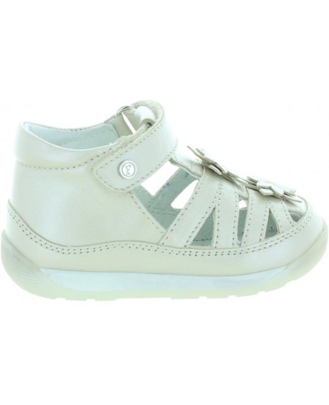 Flower decorated girls sandals in beige leather 