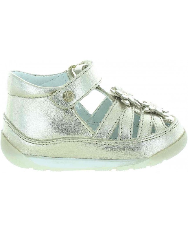 Toddler fix shoes for right ankle turning