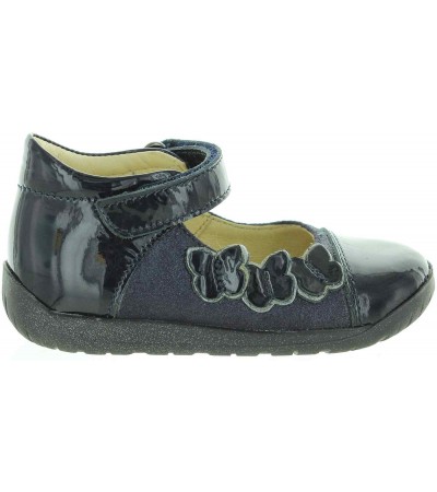 Advised footwear for new walkers 