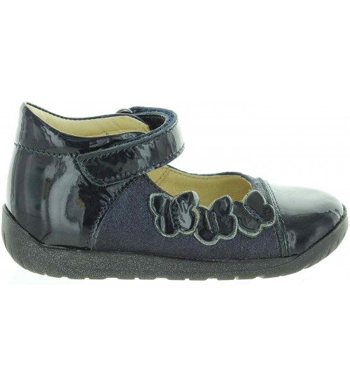 Advised footwear for new walkers 