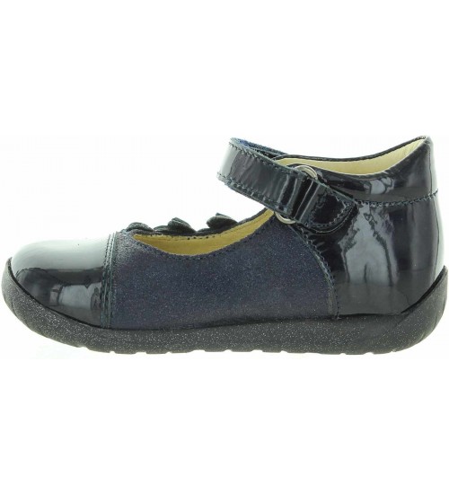 Advised footwear for new walkers 