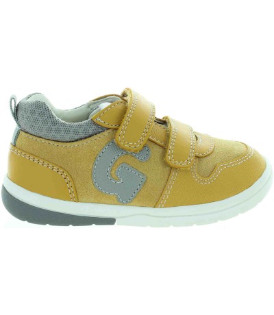 Yellow supportive sneakers for a toddler 