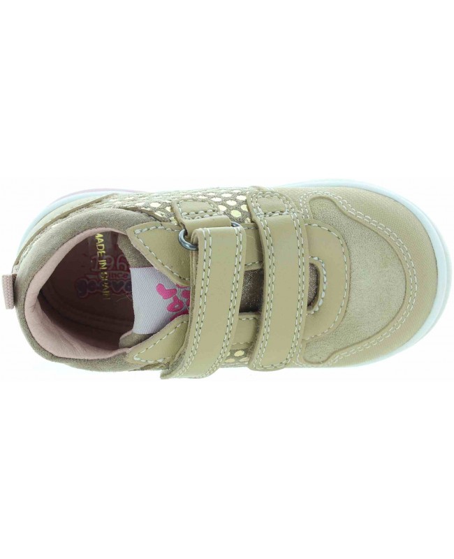 Beige natural leather sneakers for a toddler 