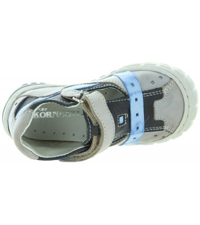 Foot forming shoes that support foot in kids 