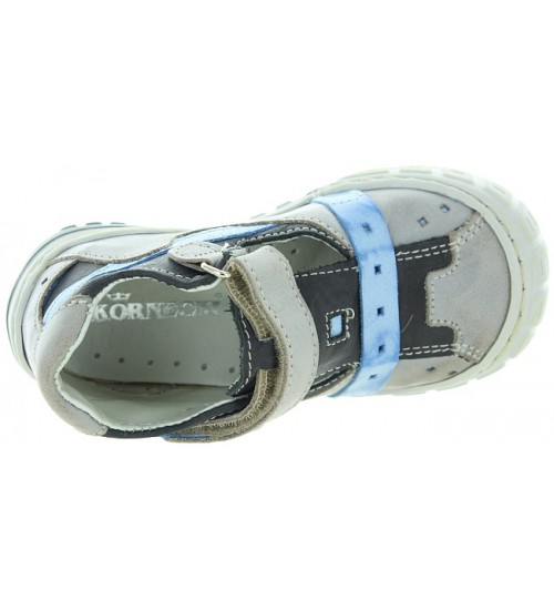 Foot forming shoes that support foot in kids 