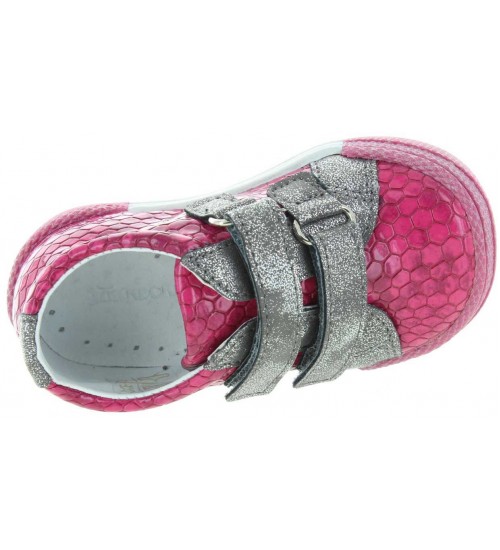 Toddlers with wide toe box shoes