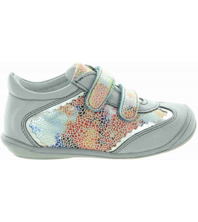 Toddlers ankles roll in overpronation shoes 