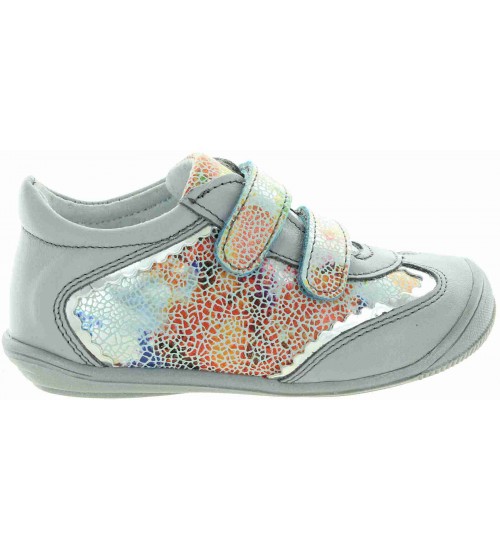 Toddlers ankles roll in overpronation shoes 
