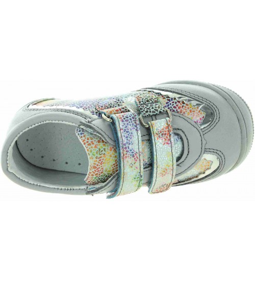 Toddlers ankles roll in overpronation shoes 