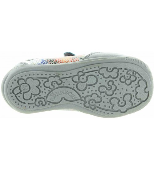 Toddlers ankles roll in overpronation shoes 