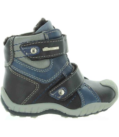 Snow boots for child with pigeon toes