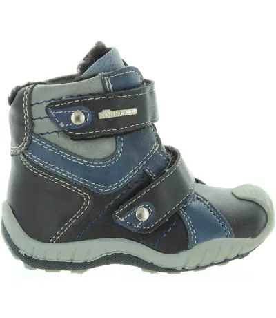 Snow boots for child with pigeon toes