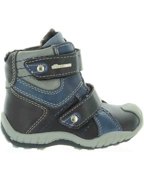 Snow boots for child with pigeon toes