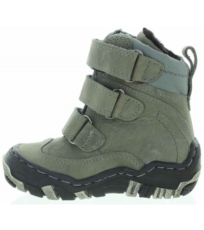 Snow boots for a boy with arches