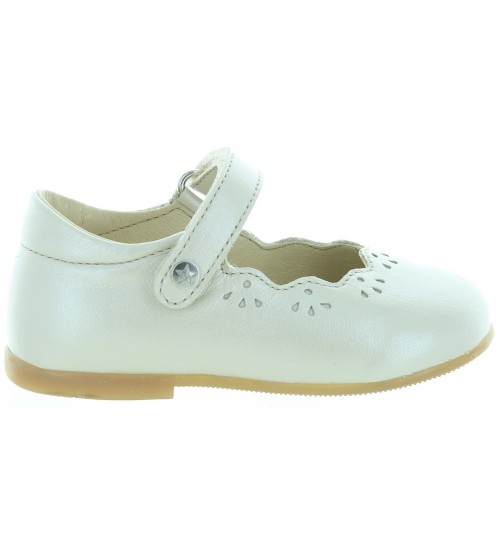 Shoes with arches in beige leather