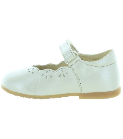 Shoes with arches in beige leather