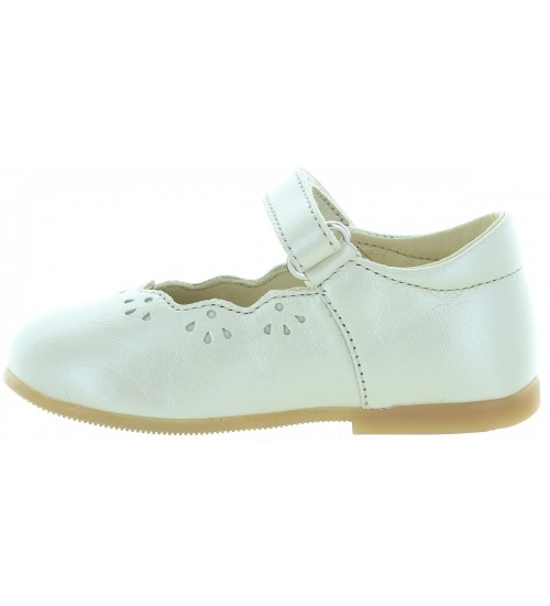 Shoes with arches in beige leather