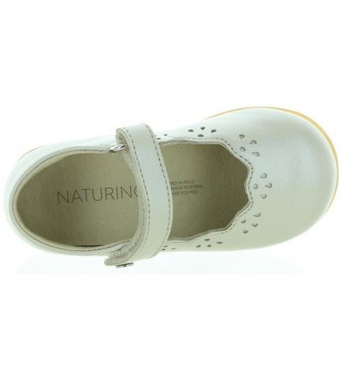 Shoes with arches in beige leather