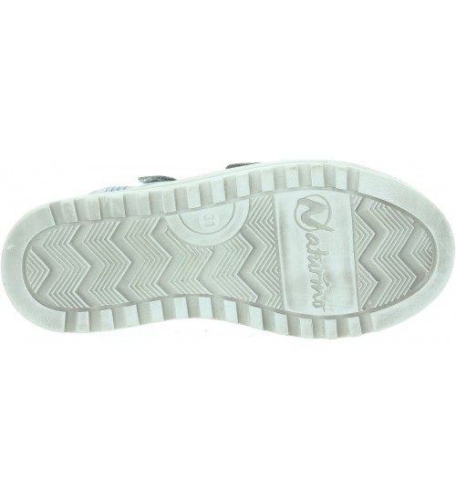 Shoes that cover the ankles for kids 
