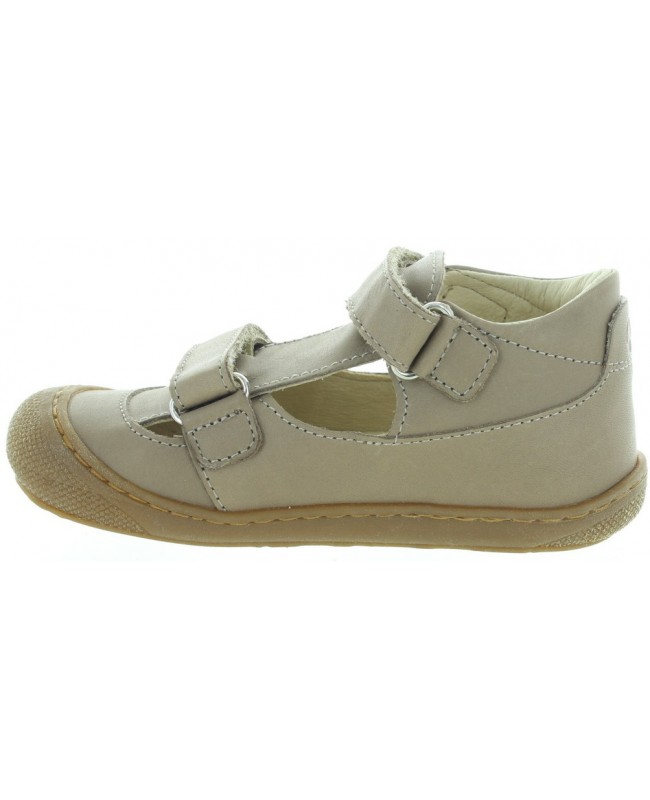 Closed toe sandals for a boy 