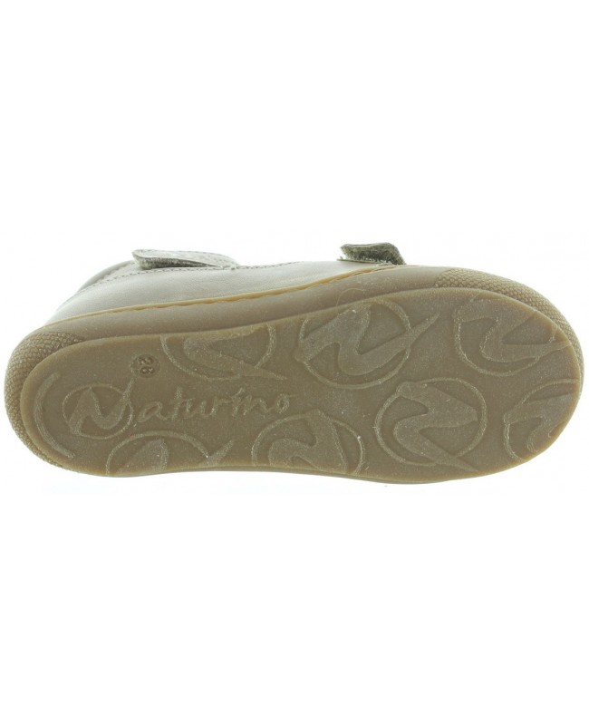 Closed toe sandals for a boy 