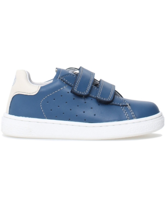 Kids sneakers for wide feet and high instep 