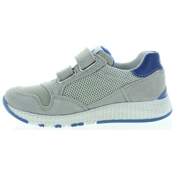 Child with arch comfort sneakers 