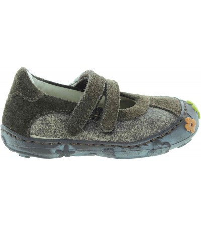 Baby shoes to learn how to take first steps